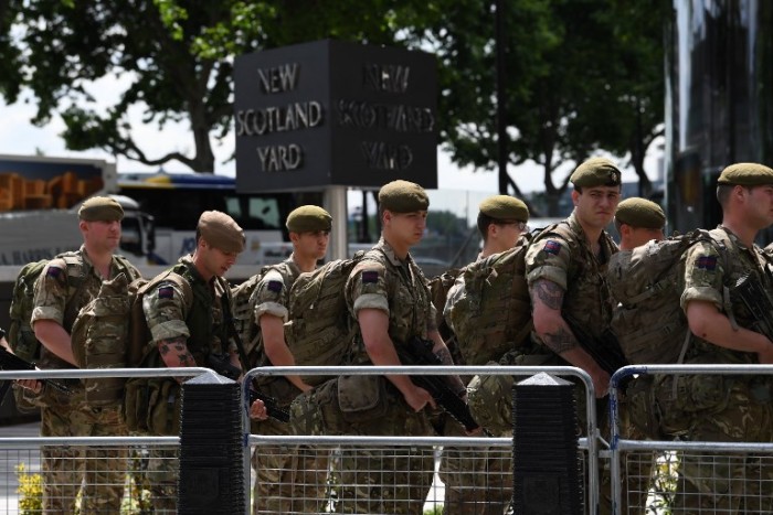 Máximo nivel de alerta terrorista en Reino Unido: más de mil soldados desplegados