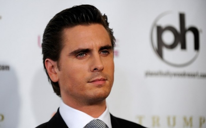 Sorprenden a ex de Kourtney Kardashian en romántica cita con guapa actriz y modelo