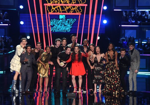 Protagonista de '13 Reasons Why' sorprendió con extravagante look en los MTV Movie Awards
