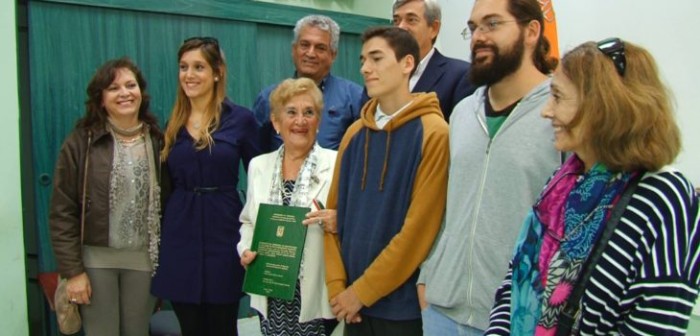 Mujer de 90 años finalizó su carrera y obtuvo su tercer título universitario