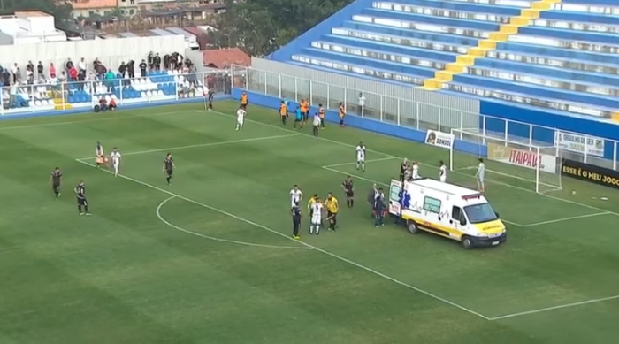 Árbitro brasileño sufrió insólita y terrorífica lesión en pleno partido