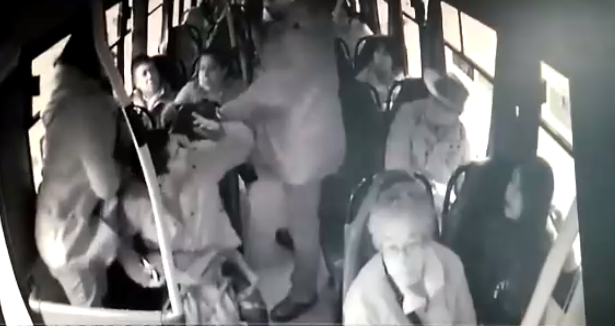 Nueva agresión: atacan a joven por no ceder asiento preferente en microbús de Concepción