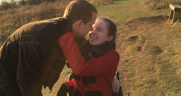 Joven que pasó 10 años en silla de ruedas sorprendió al caminar hacia el altar en su boda