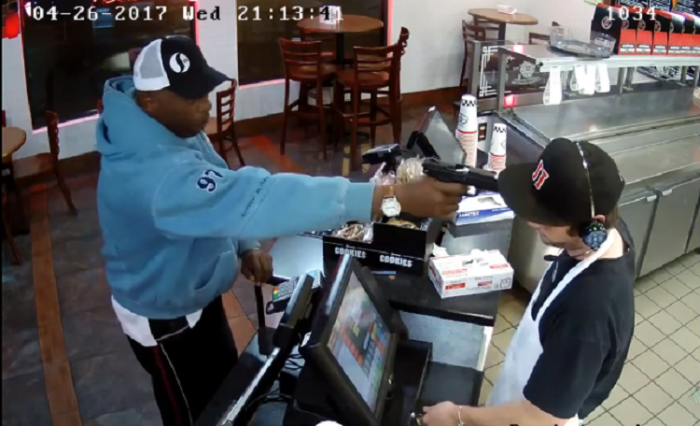 La relajada reacción de un cajero ante sorpresivo asalto armado se vuelve viral