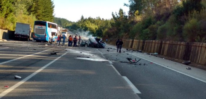 Violenta colisión entre camión y vehículo menor deja 3 muertos en Autopista del Itata