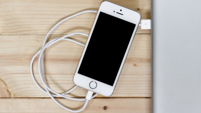 Estos son los peligros de cargar tu celular en lugares públicos