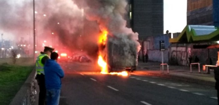 Bus de pasajeros se incendia en plena caletera de avenida General Velásquez