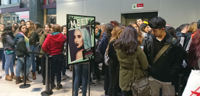 Más de mil personas se aglomeran en Costanera Center por apertura de tienda de cosméticos