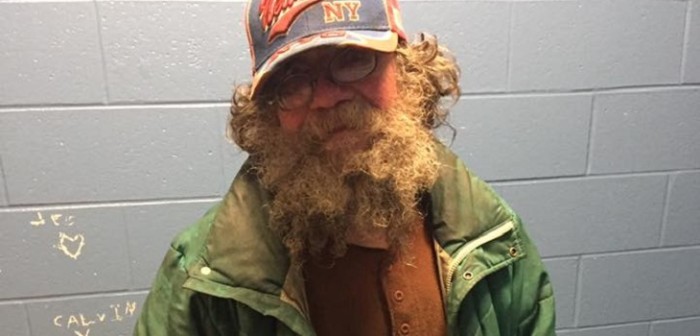 La radical transformación de un hombre sin hogar: policías estadounidenses lo ayudaron