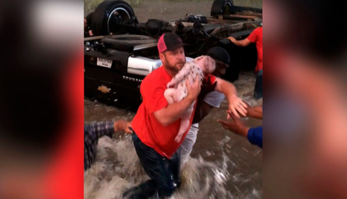 Video captura increíble rescate de niños atrapados en auto volcado tras tornados en EEUU