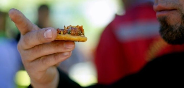 Cierran carro de comida en Puerto Montt tras registro en que dueño tenía sexo
