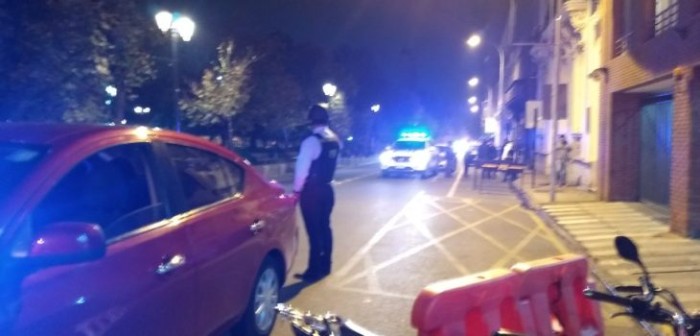 Cerca de 100 encapuchados marchan por calle Compañía lanzando bombas mólotov a casino PDI