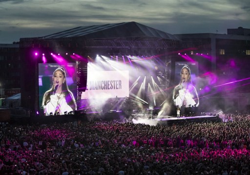 Gigantesco concierto benéfico en Mánchester desafió el miedo tras atentados