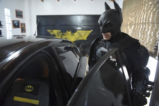 No reveló su identidad: La historia del Batman solidario que alegra a niños en Argentina