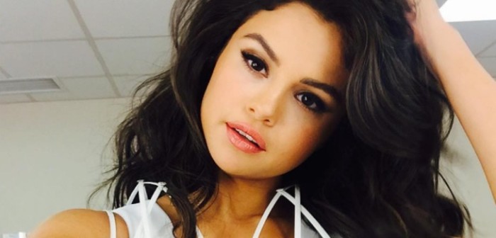 Selena Gómez seduce en Instagram con vestido de osado escote
