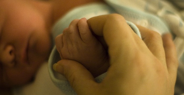 Imagen de niña de 12 años ayudando en el parto de su madre se vuelve viral