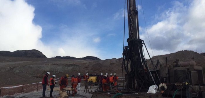 Bomberos trabajan arduamente para rescatar a mineros atrapados en Cerro Bayo de Aysén