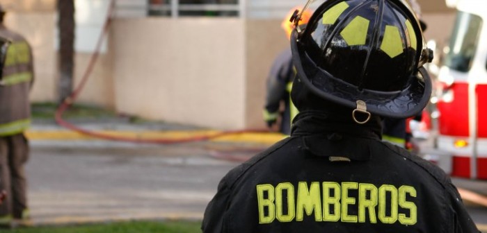 Bomberos sufren violenta agresión durante combate de incendio en Concón