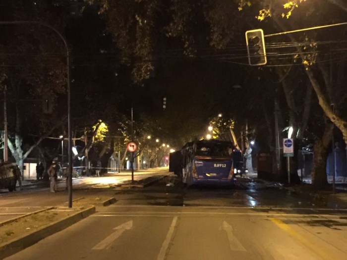Bus del Transantiago resulta destruido tras ataque incendiario en Avenida Macul