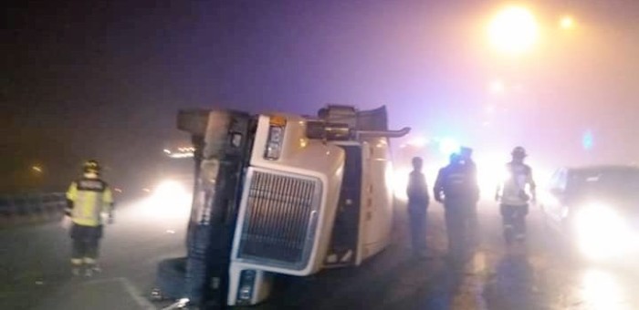 Camión volcó en el puente Llacolén que une Concepción con San Pedro de la Paz