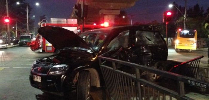 Dos personas se encuentran graves tras colisión entre auto y microbús en Puente Alto