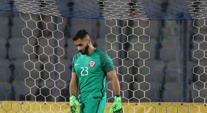 Jugadores de 'la Roja' indignados con video de hinchas insultando a Johnny Herrera