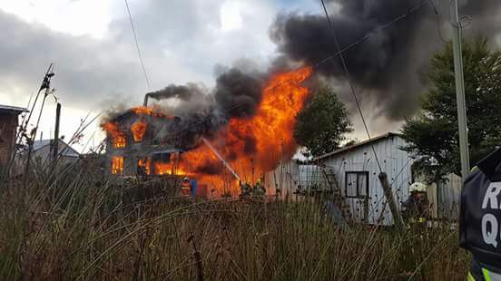 Dos adultos y un menor damnificados tras violento incendio que arrasó con casa en Quellón