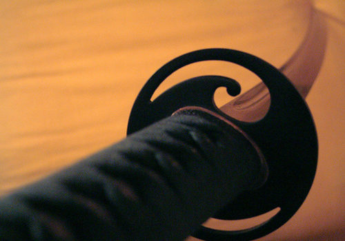 Sujeto amenazó a su madre y hermana con una katana y golpeó a carabinero en Calama