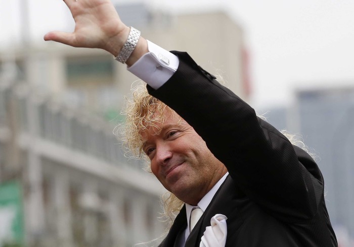 El noble gesto de Farkas con joven que canta en el paseo peatonal de Santiago