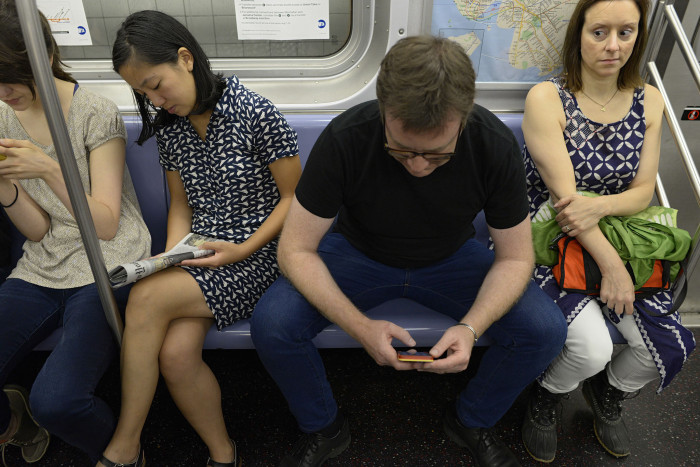 Contexto | Woman Gives Side Eye to Manspreading (cc)