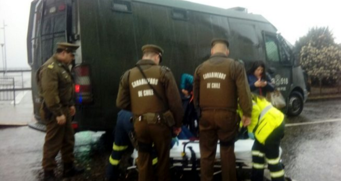 Carro de FFEE de Carabineros atropella a mujer en Puerto Montt
