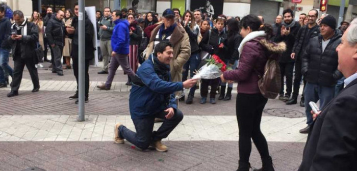 Joven utilizó pantalla gigante del Paseo Ahumada para pedirle matrimonio a su polola