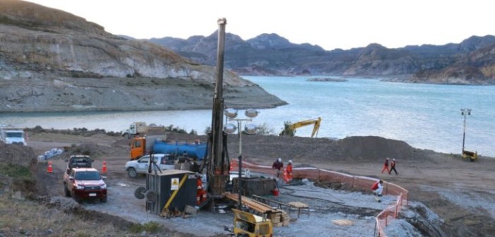Gobierno envía perforadora de mayor tamaño a Chile Chico para rescatar a mineros atrapados