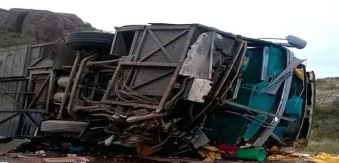 Aumenta a 15 el balance de muertos tras volcamiento de bus en Argentina