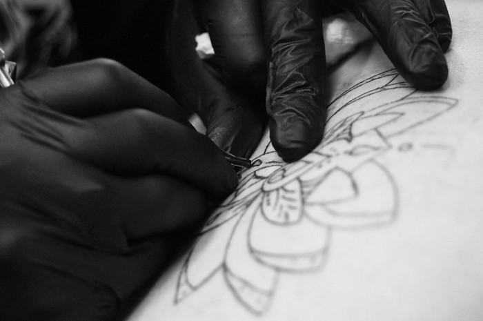 Jóvenes dan dolorosa lección a supuesto ladrón en Brasil: tatuaron su rostro a la fuerza