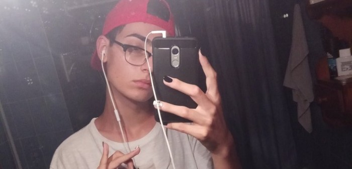 Insólito 'torpedo' de estudiante da la vuelta al mundo: utilizó sus uñas acrílicas