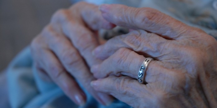 La conmovedora carta de una abuelita abandonada que se volvió viral