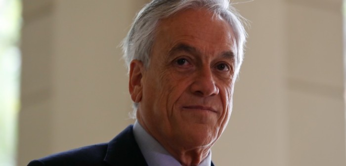 Incómodo momento: Vocal de mesa se niega a darle la mano a Sebastián Piñera