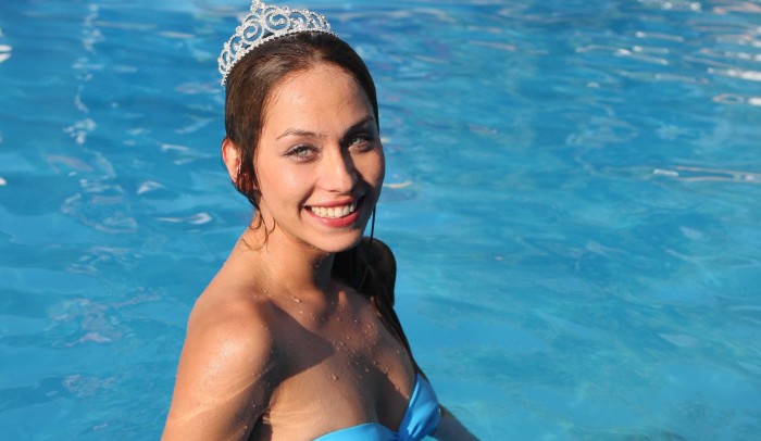 ¿Exceso de Photoshop? Modelo Ingrid Aceitón luce irreconocible en sesión de fotos