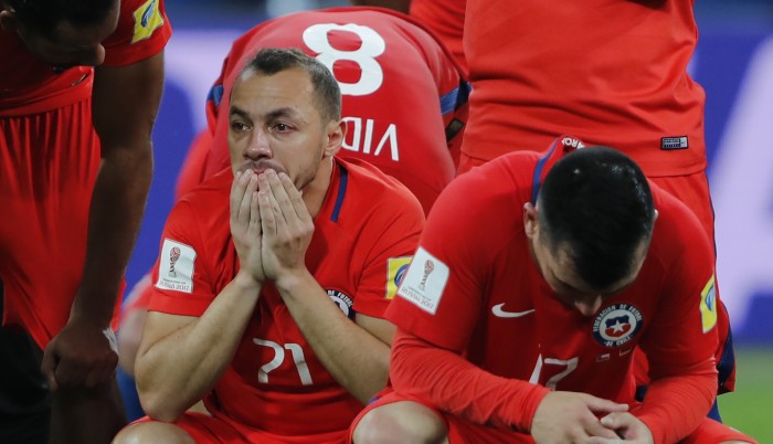 Hinchas de la Roja apoyaron a Marcelo Díaz en su regreso a Chile con especial dedicatoria