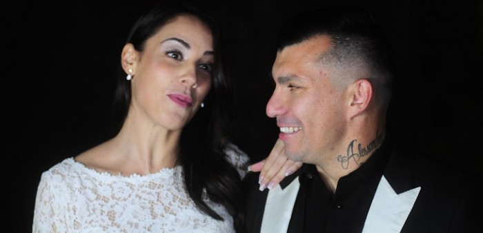 La sutil 'parada de carros' de Gary Medel a rostro de Canal 13 tras crítica a su look