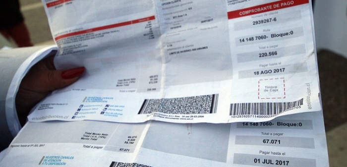 Conoce qué pasos seguir en caso de ser víctima de alzas irregulares en cuentas de luz