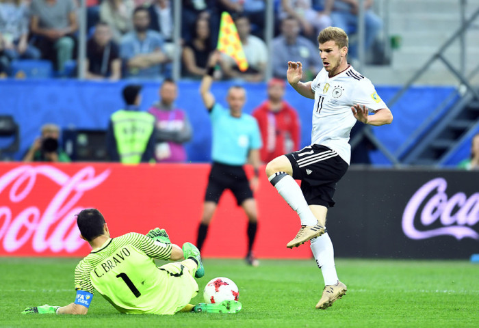 La actitud de jugador alemán que fue criticada y le valió amarilla a Bravo