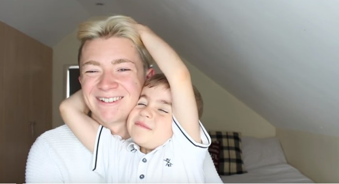 La dulce reacción de un niño al enterarse que su hermano mayor es gay