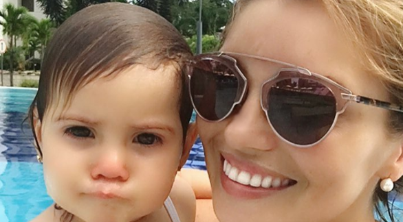 Así respondió Faloon Larraguibel tras ser criticada por besar a su hija en la boca