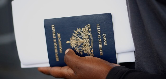 La ingeniosa idea con la que un haitiano se gana la vida frente a un registro civil