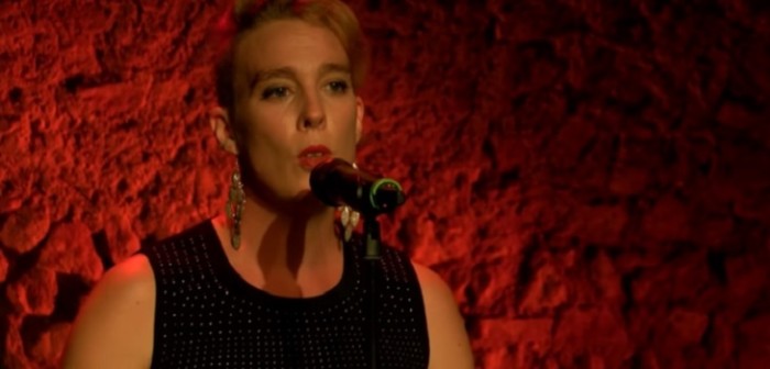 Consternación en Francia tras muerte de cantante de 35 años en plena presentación