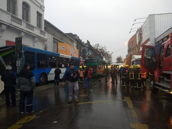 Peatón es arrollado en medio de choque múltiple entre camión, una micro y 2 Transantiago