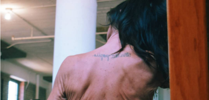 Tiene 26 pero luce de 40: joven con extraña condición cumplió sueño de ser modelo