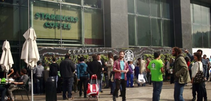 Irrisorio menú Junaeb de Starbucks desató la furia en redes: viene con un vaso de agua